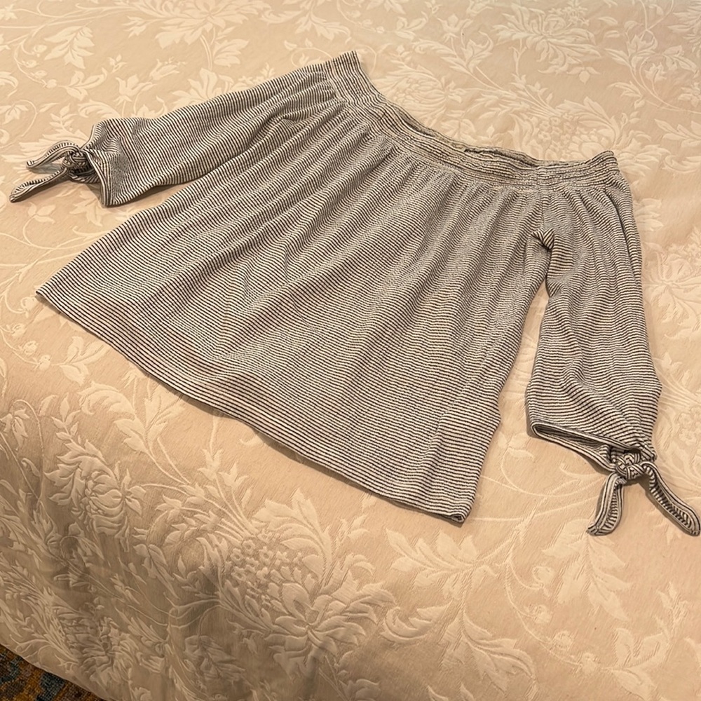 Like new Lucky Brand Cold Shoulder top